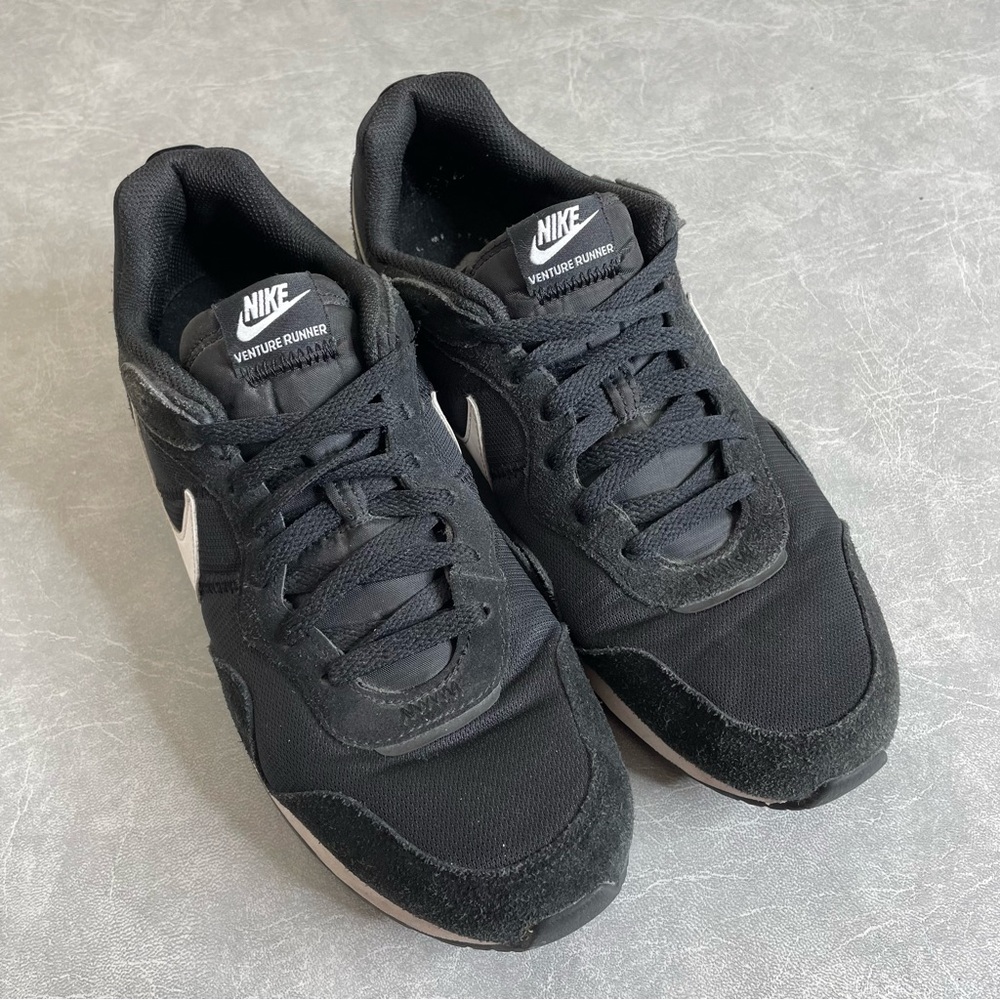 Nike Venture Runner Men's Black Sneakers